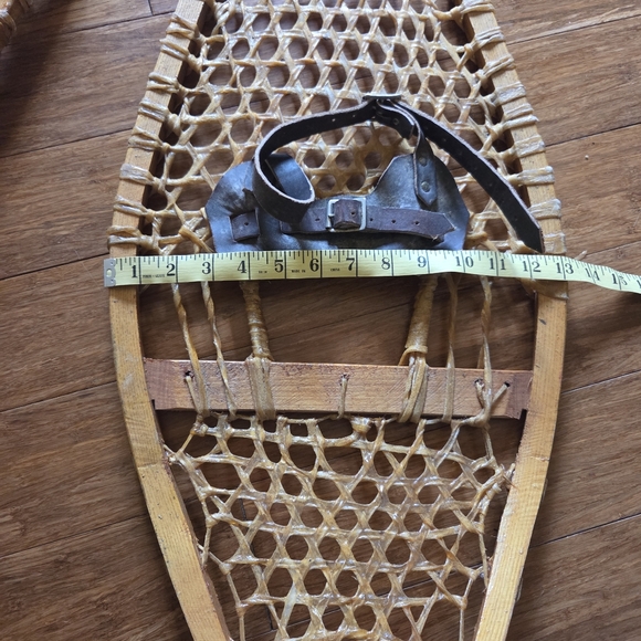Beautiful Wood and Rawhide Traditional Huron Snowshoes 13"x13", made in Canada - Picture 15 of 15